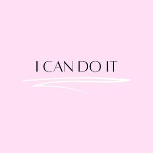 Puede incluir: Fondo rosa claro con la frase "I CAN DO IT" en una fuente negra y elegante. Una l&iacute;nea blanca garabateada subraya el texto, creando un dise&ntilde;o motivador y minimalista.