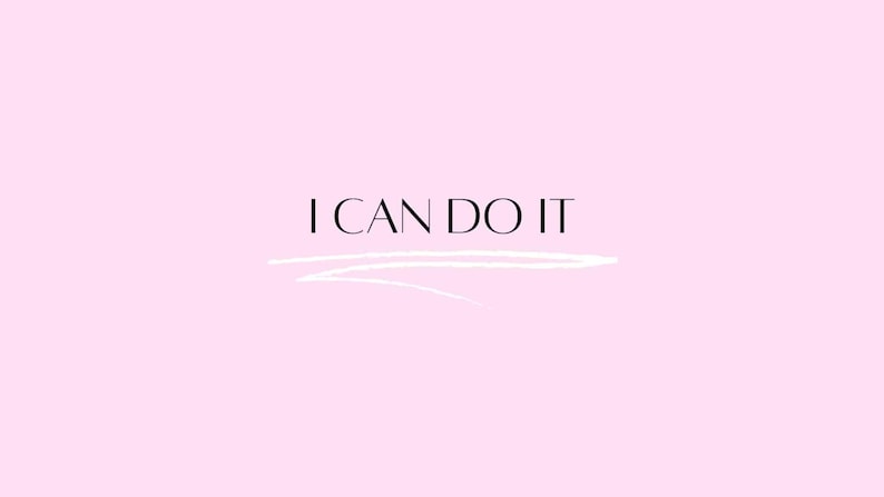 Puede incluir: Fondo rosa claro con la frase "I CAN DO IT" en una fuente negra y elegante. Una l&iacute;nea blanca garabateada subraya el texto, creando un dise&ntilde;o motivador y minimalista.