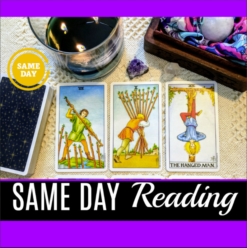 Może przedstawiać: Trzy karty tarota na białym tle z świecą i kryształami. Karty to Wisielec, Dziesiątka Kij&oacute;w i &Oacute;semka Kij&oacute;w. Tekst "SAME DAY Reading" znajduje się na dole obrazu.
