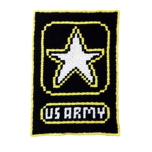 Op de afbeelding: Een zwart gehäkeld vierkant met een gele rand. In het midden bevindt zich een witte gehäkelde ster met een gele rand. De tekst "US ARMY" is in wit gehäkeld onder de ster.