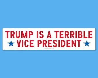 Op de afbeelding: Witte bumper sticker met rode tekst die "TRUMP IS A TERRIBLE VICE PRESIDENT" luidt, met een blauwe ster aan elke kant.