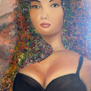 Puede incluir: Una pintura de una mujer con el pelo largo y oscuro. Lleva un sujetador negro y tiene un fondo colorido.