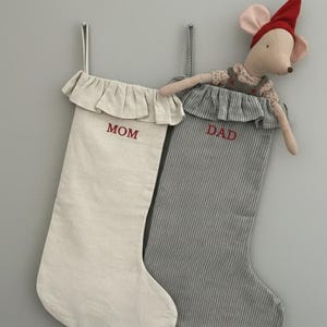 Calcetín navideño familiar de lino personalizado con volantes, hecho a mano, regalo familiar de Navidad, regalo infantil para Navidad