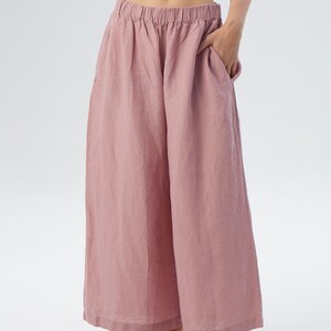 Puede incluir: Pantalones de lino de pierna ancha de color rosa con cintura el&aacute;stica.
