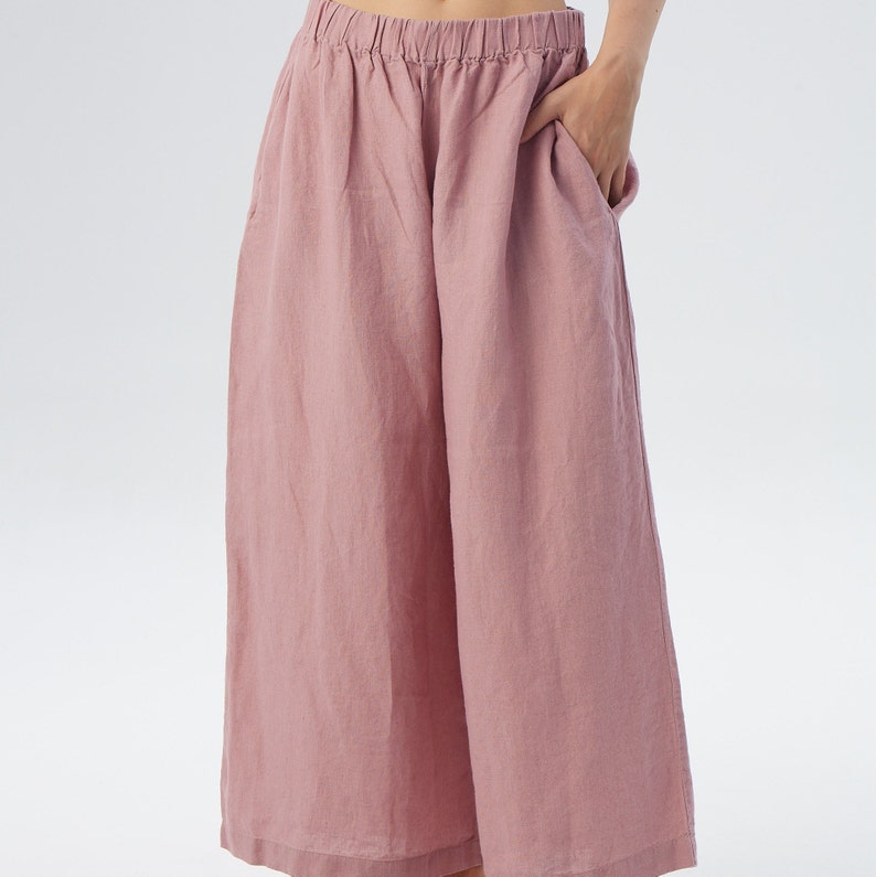Puede incluir: Pantalones de lino de pierna ancha de color rosa con cintura el&aacute;stica.