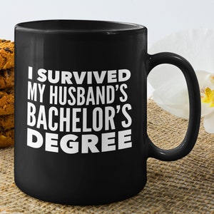 Ich überlebte den Bachelor-Abschluss meines Mannes schwarze Kaffeetasse - Geschenk für Frau - Ehepartner - Partner