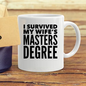 Taza de café "Sobreviví a la maestría de mi esposa" - Regalo divertido para té