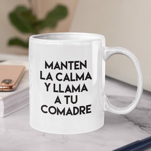 Comadre Gift Manten La Calma Y Llama A Tu Comadre Regalo Para Comadre Taza de Cafe image 3