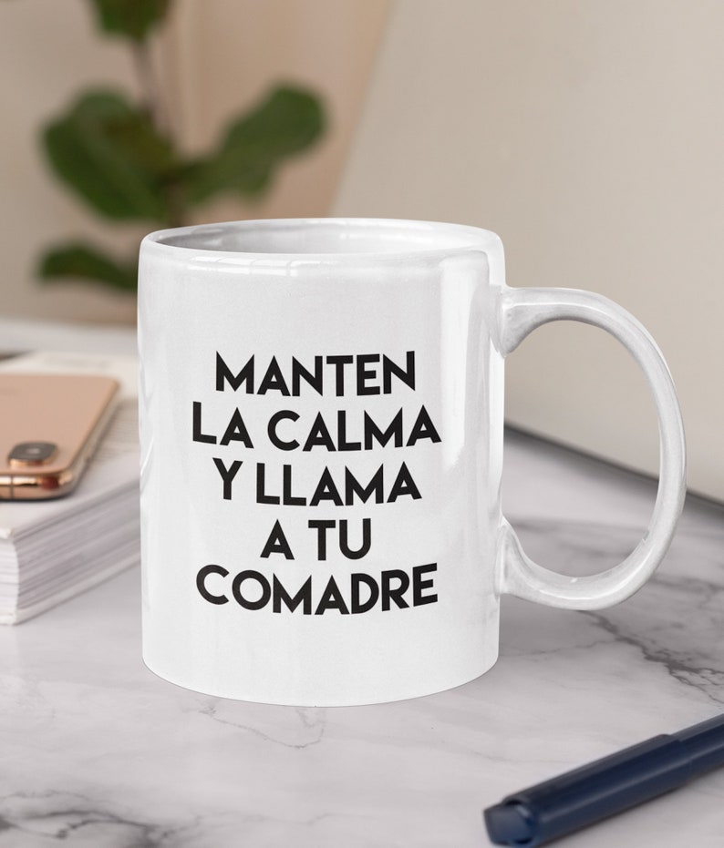 Comadre Gift Manten La Calma Y Llama A Tu Comadre Regalo Para Comadre Taza de Cafe image 3