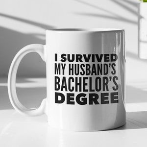 Ich überlebte den Bachelor Abschluss meines Mannes Tasse - Geschenk für Frau - Ehepartner - Partner