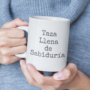 Taza Llena de Sabiduria Taza de Ceramica Regalo Para Papa Mama Abuelo Abuela Tios Maestros Mug in Spanish image 1