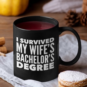 Ich überlebte den Bachelor-Abschluss meiner Frau - Schwarze Kaffeetasse - Geschenk Ehepartner - Partner