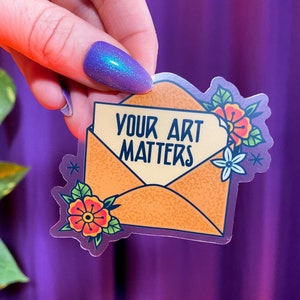Op de afbeelding: Een sticker met een handgetekend ontwerp van een envelop met de tekst "Your Art Matters" erin. De envelop is versierd met bloemen en sterren.