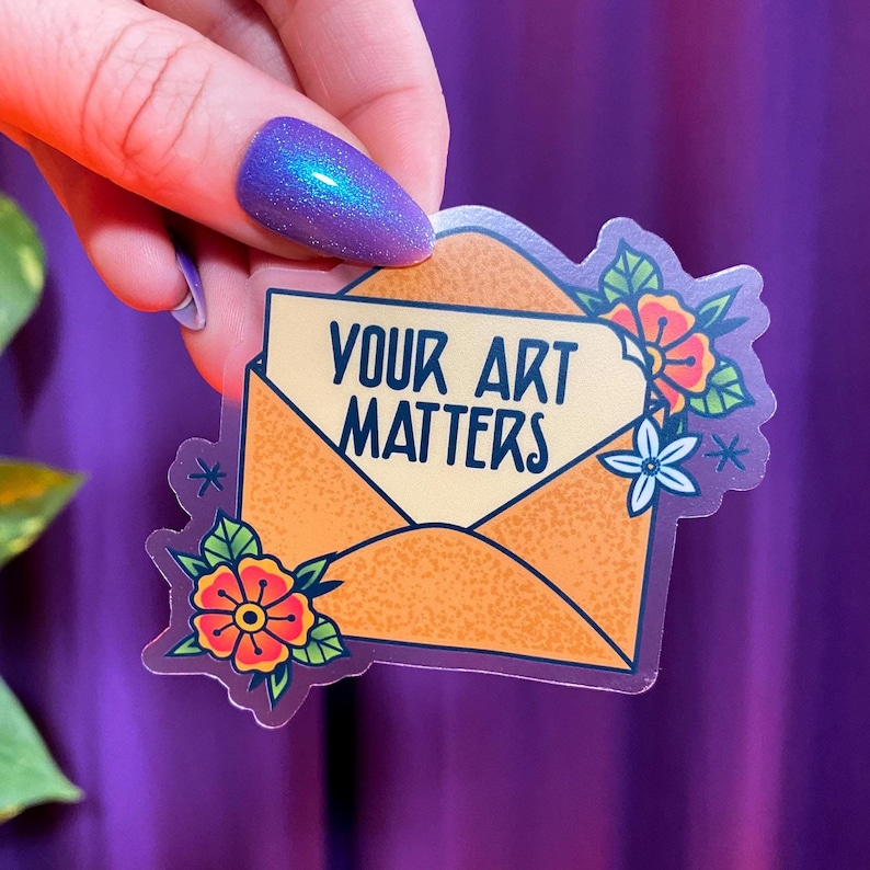 Op de afbeelding: Een sticker met een handgetekend ontwerp van een envelop met de tekst "Your Art Matters" erin. De envelop is versierd met bloemen en sterren.