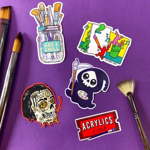 Puede incluir: Un conjunto de 10 pegatinas coloridas con varios dise&ntilde;os de tem&aacute;tica art&iacute;stica. Las pegatinas incluyen un frasco de pinceles con el texto "Art & Chill", un esqueleto con una paleta de pintura, un grupo de personas pintando y un boleto con el texto "Acrylics & Chill".