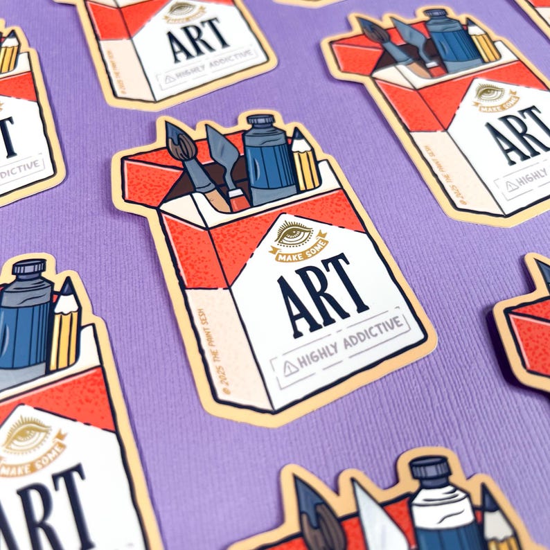 K&ouml;nnte beinhalten: Aufkleber mit einem Zigarettenschachtel-Design, die das Wort "ART" und Kunstutensilien zeigen. Die Aufkleber haben ein rot-wei&szlig;es Farbschema mit dem Text "MAKE SOME ART" und "HIGHLY ADDICTIVE".
