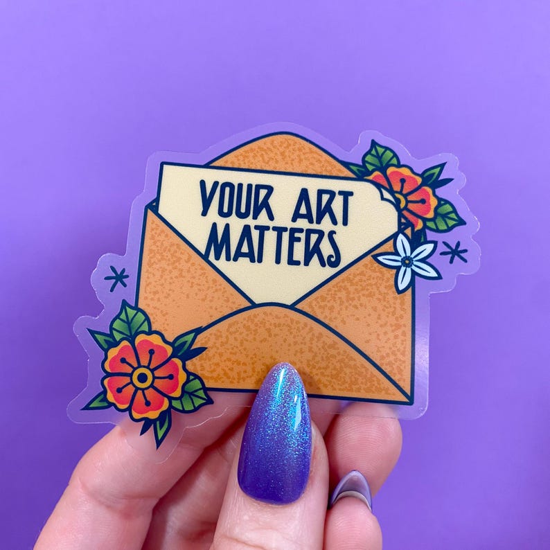 Op de afbeelding: Een transparante sticker met een gele envelop met de tekst "YOUR ART MATTERS" erin. De envelop is versierd met bloemen in rood, oranje, wit en groen.