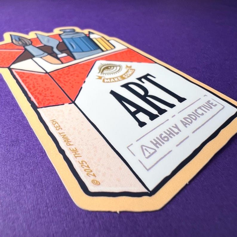 K&ouml;nnte beinhalten: Ein Aufkleber in Form einer Zigarettenschachtel mit dem Wort "ART" in fetten schwarzen Buchstaben. Das Design umfasst Kunstutensilien wie Pinsel, eine Farbtube und einen Bleistift. Der Text "HIGHLY ADDICTIVE" ist ebenfalls vorhanden.