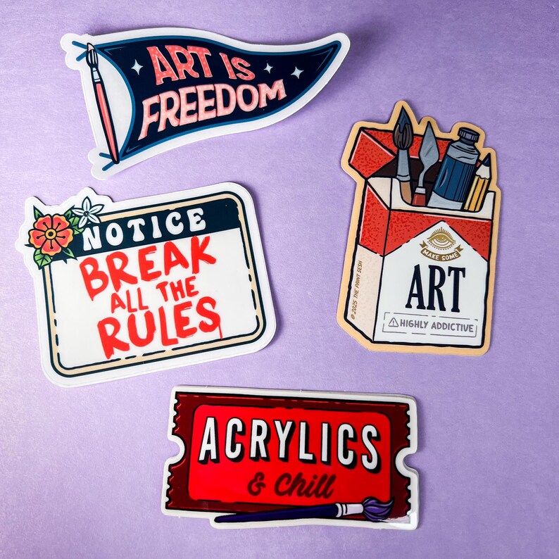 K&ouml;nnte beinhalten: Eine Sammlung von Aufklebern zum Thema Kunst auf lila Hintergrund. Die Aufkleber zeigen S&auml;tze wie "Art is Freedom", "Break All The Rules" und "Acrylics & Chill". Ein Aufkleber &auml;hnelt einer Zigarettenschachtel mit Kunstutensilien und dem Wort "ART".