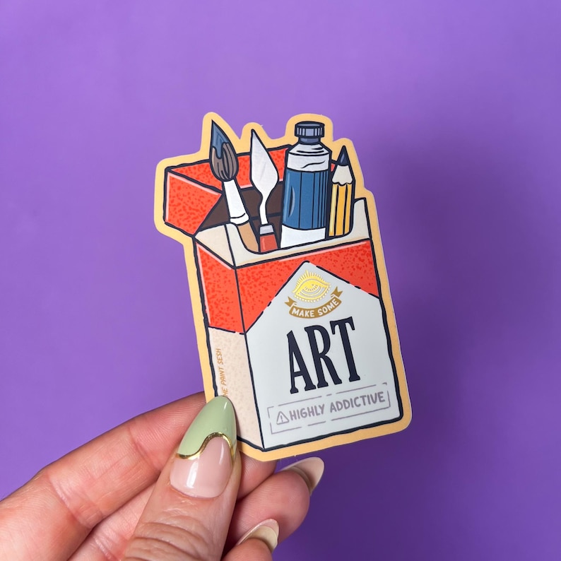 K&ouml;nnte beinhalten: Ein Aufkleber mit einer Cartoon-Illustration eines Zigarettenp&auml;ckchens mit Kunstutensilien. Das P&auml;ckchen ist rot und wei&szlig;, mit dem Wort "ART" und dem Satz "HIGHLY ADDICTIVE" darauf. Darin befinden sich ein Pinsel, ein Spachtel, eine Farbtube und ein Bleistift.