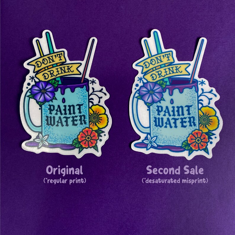 Op de afbeelding: Twee stickers met een blauwe mok met de tekst "Drink geen verfwater" en een druppelend verf-effect. De mok is omringd door kleurrijke bloemen. De sticker aan de linkerkant is een normale print, terwijl de sticker aan de rechterkant een verzadigde misprint is.