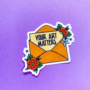 Op de afbeelding: Een sticker met een gele envelop met de tekst "Your Art Matters" erin. De envelop is versierd met oranje en gele bloemen.