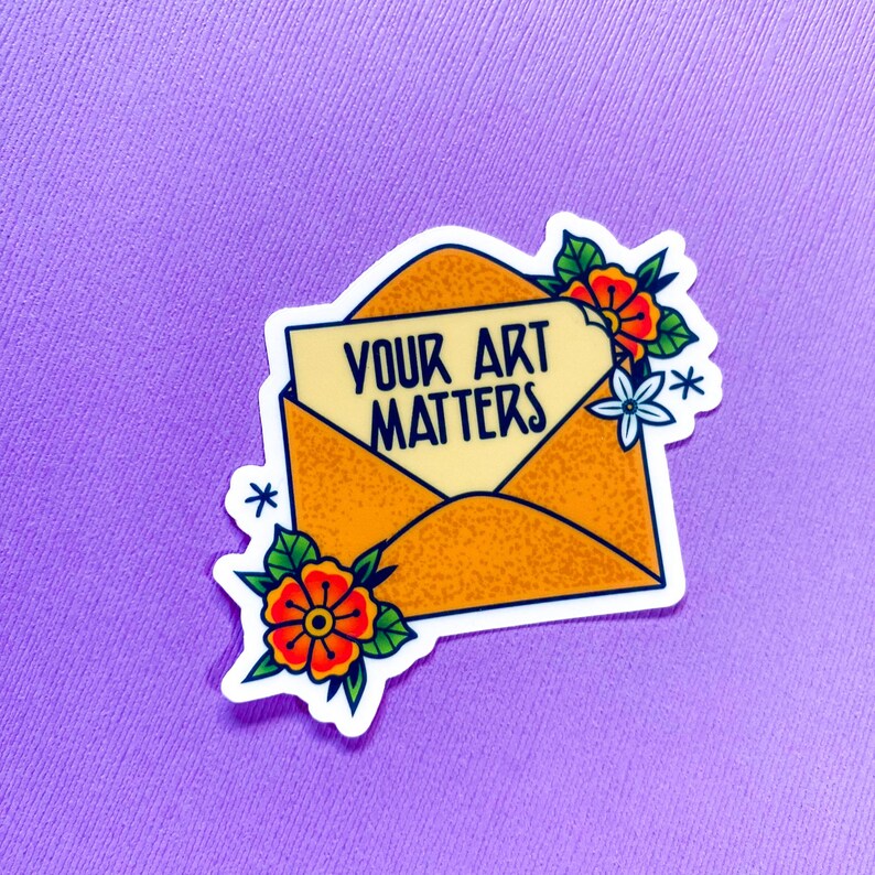Op de afbeelding: Een sticker met een gele envelop met de tekst "Your Art Matters" erin. De envelop is versierd met oranje en gele bloemen.