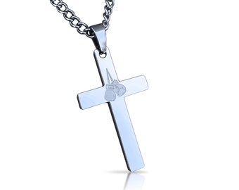 Könnte beinhalten: Eine silberne Kettenkette mit einem silbernen Kreuzanhänger. Das Kreuz ist mit einem Paar Boxhandschuhen graviert.