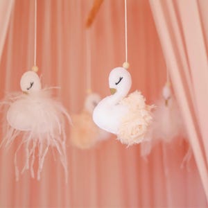 Schwan Baby Mobile - Baby Mädchen Mobile - Schwan Kinderzimmer Dekor - Krippe Mobile - Gitterbett Mobile - Baby Mädchen Kinderzimmer Mobile - Champagner & weiß