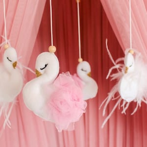 Baby Kinderzimmer Schwan Mobile - Baby Mädchen Mobile - Schwan Kinderzimmer Dekor - Krippe Mobile - Babybett Mobile - Baby Mädchen Kinderzimmer Mobile - Rosa & weiß