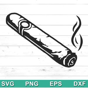 Puede incluir: Ilustración en blanco y negro de un cigarro con humo que se eleva desde el extremo encendido. El cigarro tiene marcas detalladas y está sobre un fondo blanco con vetas de madera. La imagen incluye el texto "SVG PNG EPS DXF".