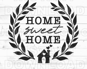 Puede incluir: Diseño gráfico en blanco y negro con una corona de hojas y el texto "Home Sweet Home" con un pequeño icono de casa en el centro.