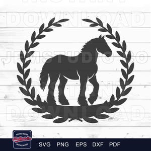 Può includere: Una silhouette nera di un cavallo all'interno di una corona d'alloro. Il cavallo è raffigurato in posizione di camminata, con gambe e criniera dettagliate. La corona è composta da foglie. L'immagine include il testo "DOWNLOAD" e "JEMSTUDIO CO".