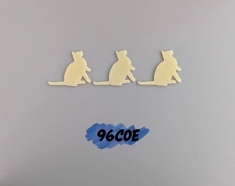 Könnte beinhalten: Drei cremefarbene Katzensilhouetten sind horizontal auf grauem Hintergrund angeordnet. Die Katzen sitzen. Unter den Katzen befindet sich ein blauer Pinselstrich mit dem Text "96COE" in Schwarz.