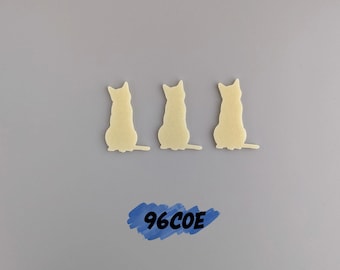 Könnte beinhalten: Drei cremefarbene Katzensilhouetten in einer Reihe, jede nach vorne gerichtet mit dem Schwanz hinter sich eingerollt. Der Text "96COE" ist in Schwarz auf blauem Hintergrund geschrieben.