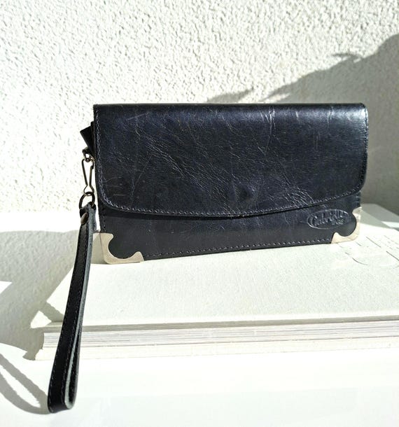 Vintage Gabrielle Paris Zwarte Leren Clutch - Jaren 70 Overslag Portemonnee met Polsbandje - Retro Chic Avondtasje met Metalen Details