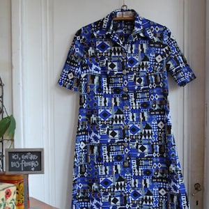 Knoopte jurk retro grafische patronen blauw/zwart/wit - maat M + / 40-42 - Vintage - gemaakt in Frankrijk Sabine van Aure
