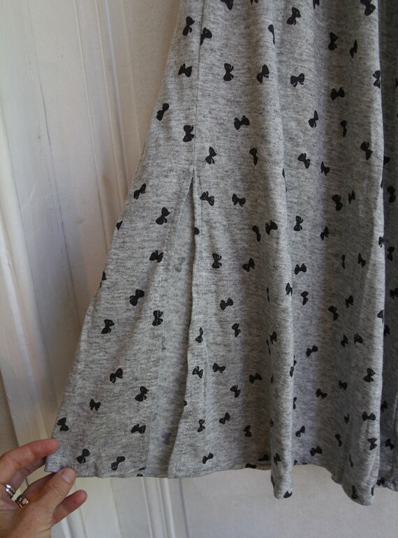 Jupe légère gris chiné et petits noeuds noirs - 8… - image 6