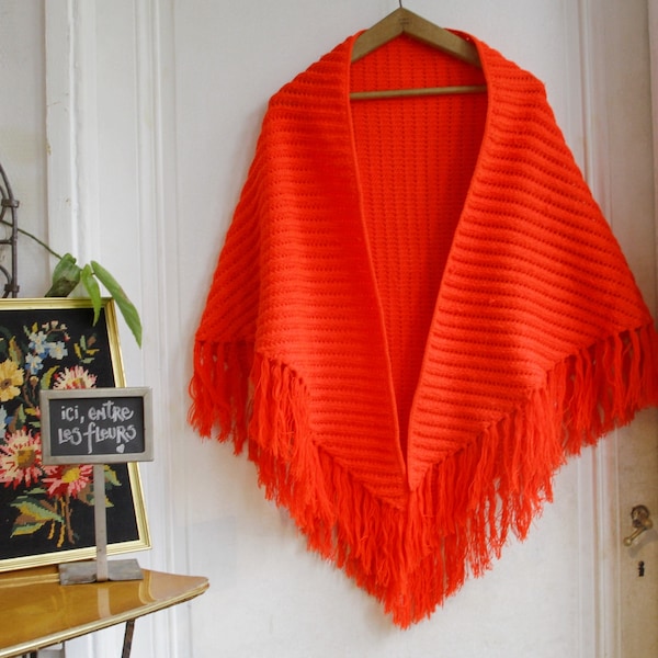 Petit châle vintage Orange vif en maille - crochet et franges / Etole/ liseuse - Vintage France