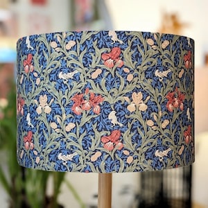 Pantalla de lámpara William Morris, pantalla Iris, arte, pantalla de lámpara, lámpara de pie, lámpara de mesa, pantallas de lámpara de techo, diseño Morris