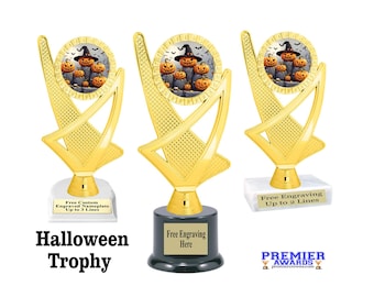 Peut inclure: Trophées d'Halloween dorés avec un motif de citrouille. Les trophées ont un dessus doré avec un motif de citrouille et un chapeau de sorcière noir. Les bases sont dorées, noires et blanches. Le texte "Halloween Trophy" est en bas.