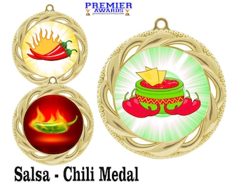 Pode incluir: Medalha de ouro com um design de pimenta vermelha e verde. A medalha tem uma tigela de molho com batatas fritas e pimentas vermelhas em um fundo verde. O texto "Salsa - Chili Medal" está impresso abaixo da medalha.