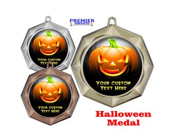 Peut inclure: Trois médailles d'Halloween avec un motif de citrouille sculptée. Les citrouilles sont orange avec des tiges vertes et un visage effrayant. Chaque médaille a une finition métallique différente et le texte "YOUR CUSTOM TEXT HERE". Le texte "Halloween Medal" est en rouge.