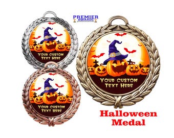Peut inclure: Trois médailles rondes en métal aux finitions argent, bronze et cuivre, chacune avec une bordure en couronne et un motif central de citrouille avec un chapeau de sorcière sur fond de cimetière au clair de lune avec le texte YOUR CUSTOM TEXT HERE.