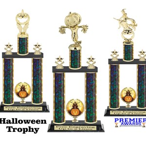 Trofeo a 2 colonne a tema Halloween. Disponibile in 3 altezze e con la possibilità di scegliere la figura. Un premio speciale per quell'evento speciale o per il vincitore!