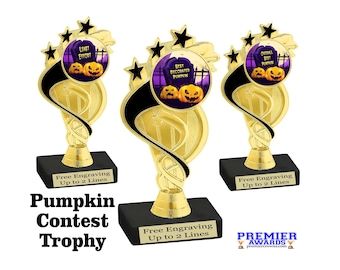 Peut inclure: Trois trophées dorés pour le concours de citrouilles, avec des socles noirs. Chaque trophée présente un design noir et or avec un emblème circulaire représentant des citrouilles et du texte. Le texte sur les trophées indique "Least Effort", "Best Decorated Pumpkin", et "Overall Best Pumpkin".