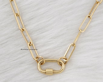 Puede incluir: Un collar de cadena dorada con un cierre de mosquetón dorado. La cadena está hecha de eslabones ovalados.