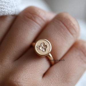 14K Gold Flower Ring, Engraved Flowers Ring, Gold Flowers Signet Ring, Dainty flower signet Ring, Designer Women&#39;s Ring, Women&#39;s Ring