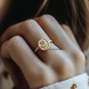 Engraved Flowers Ring, Gold Flowers Signet Ring, Custom Engraved Minimalist Ring, Floral Ring, Flower Signet Ring, 14K Gold Flower Ring