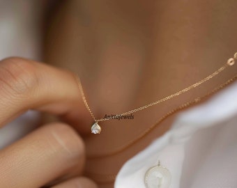Colgante de lágrima con circonita cúbica en plata de ley: un collar minimalista y delicado